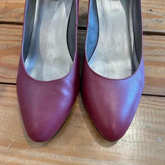 (388) ARRAY RED HEELS - Picture 2 of 9